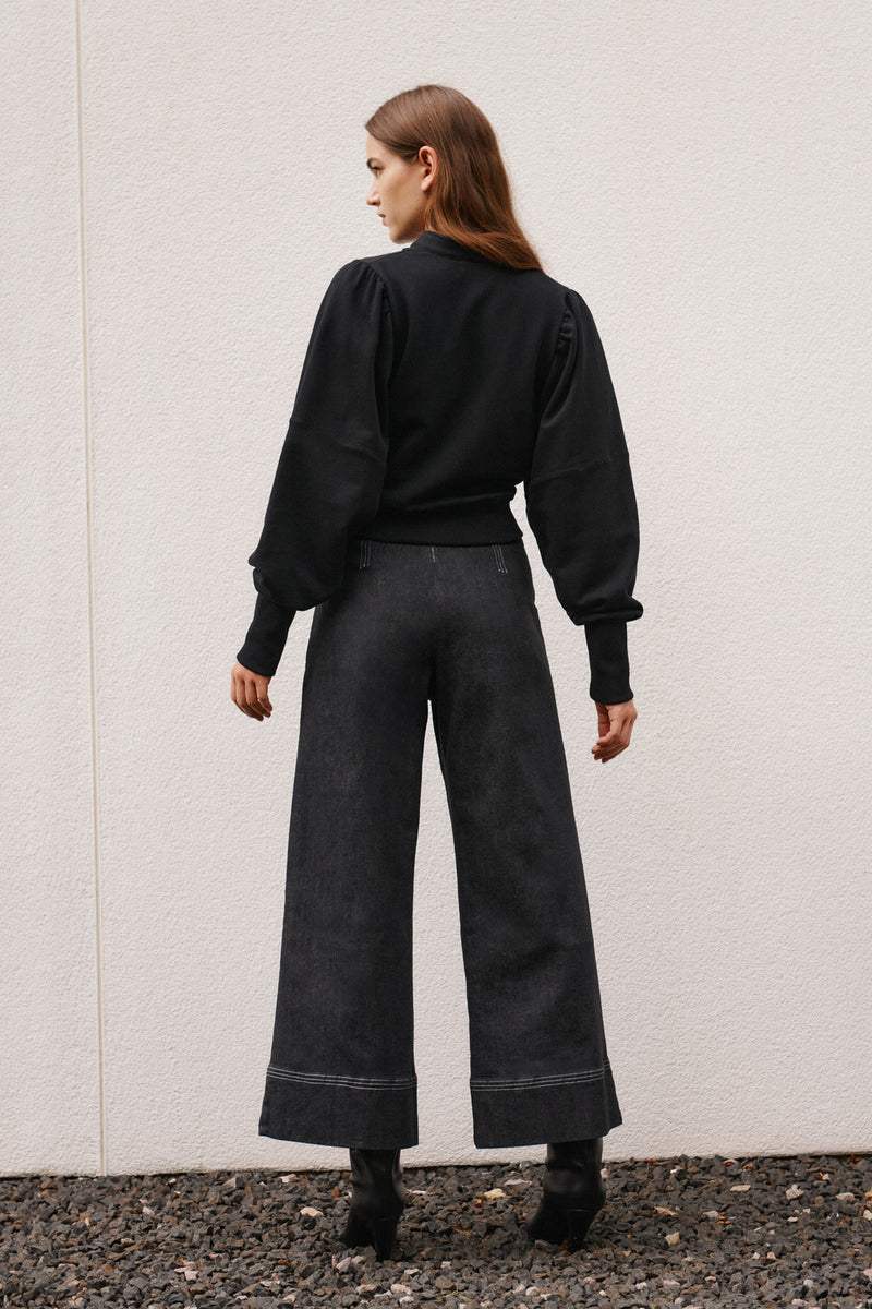 Wiggy Kit | The Jean in Black | Model Wearing Jeans with Black Top