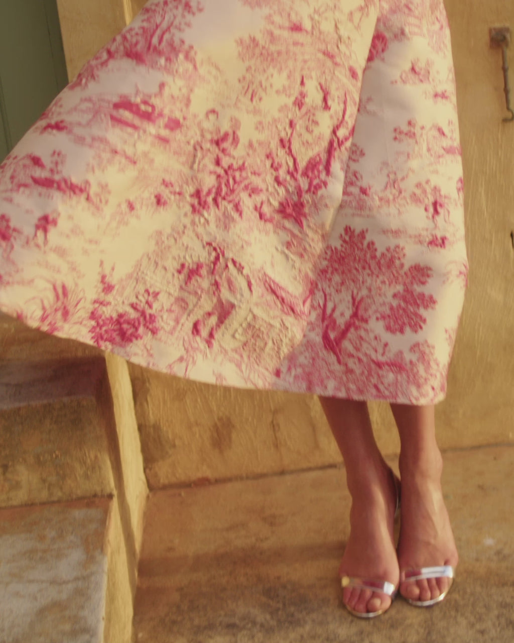 Wiggy Kit | Ekberg Dress (Toile De Jouy) | Video of model wearing red and cream pattern occasion dress 